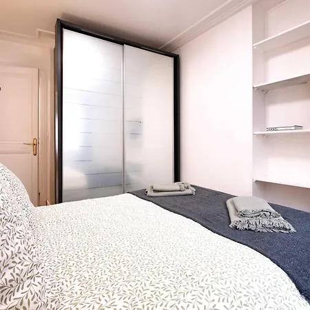 6 Guests Flat Champs Elysees 2 Bdr * Paris